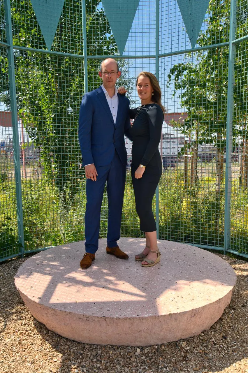 Bastiaan en Linda samen buiten bij een open, groene constructie.